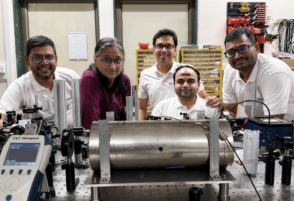 QuBeats researchers with quantum sensing instrumentation on an optical table in the laboratory.